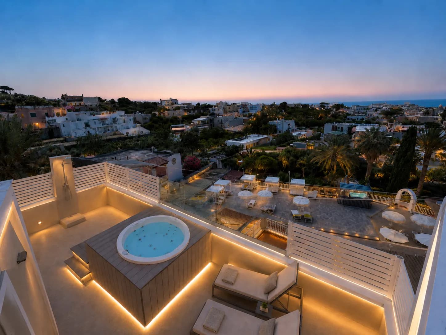 Il terrazzo privato della Suite Vista Panoramica al crepuscolo, con vasca idromassaggio e vista su Forio